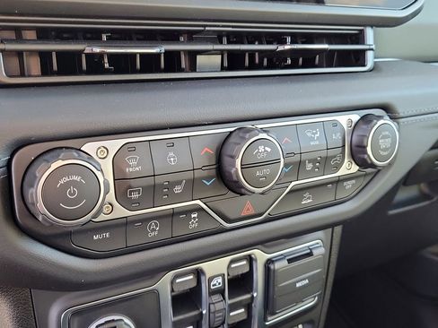 New 2025 Jeep Gladiator Mojave w/ Convenience Group image 30