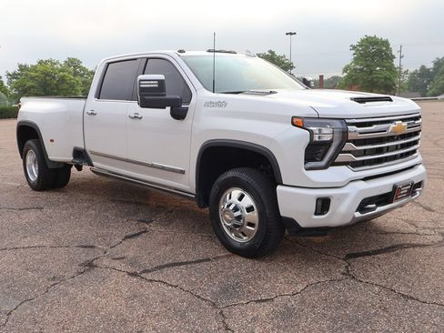 Used 2025 Chevrolet Silverado 3500 High Country w/ Technology Package AWD/4WD image 2