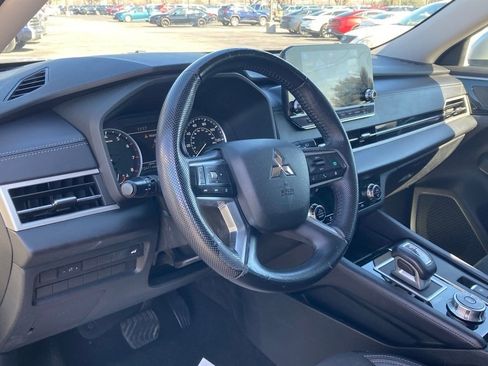 Used 2023 Mitsubishi Outlander SE image 9