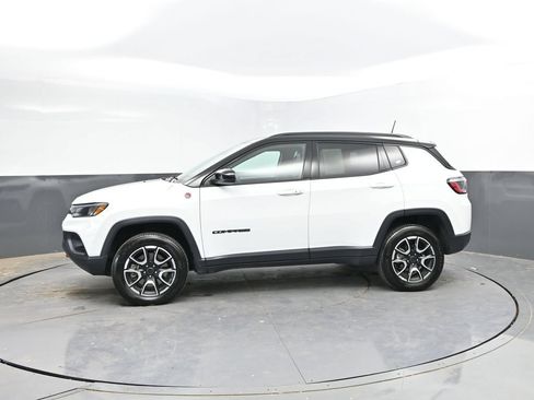 Used 2025 Jeep Compass Trailhawk AWD/4WD image 6