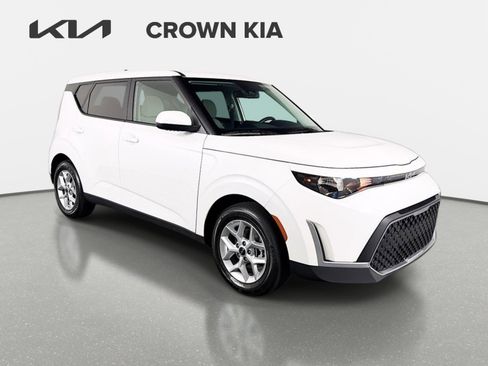 Certified 2025 Kia Soul LX w/ LX Technology Package FWD image 3
