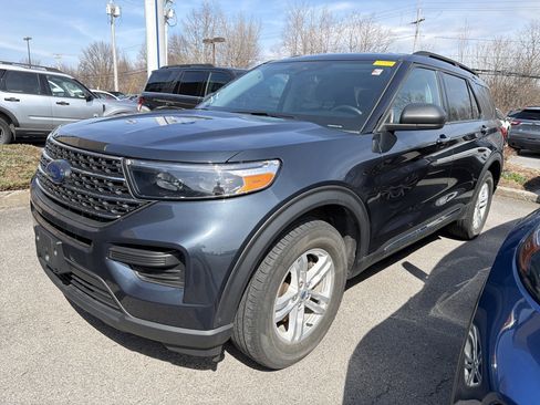 Used 2023 Ford Explorer XLT AWD/4WD image 3