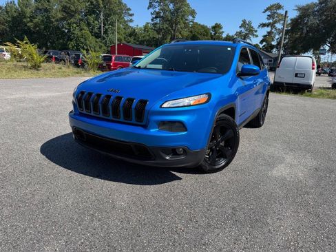 Used 2018 Jeep Cherokee Latitude w/ Altitude Package FWD image 31