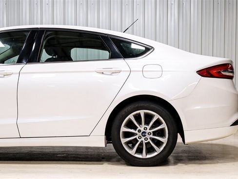 Used 2017 Ford Fusion SE FWD image 4