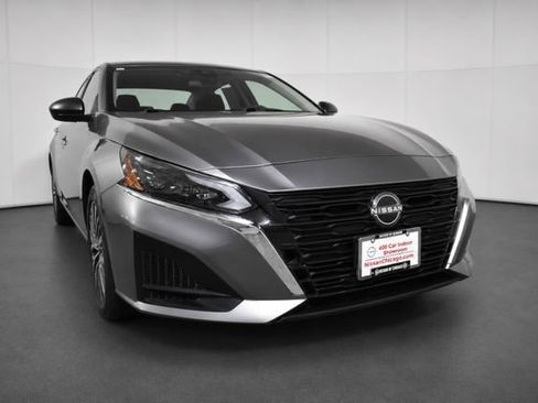 Used 2025 Nissan Altima 2.5 SV FWD image 3