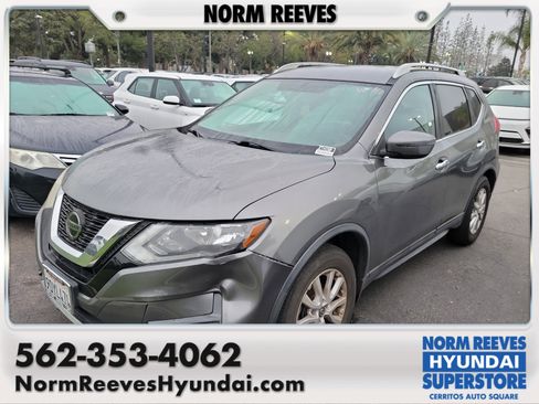 Used 2018 Nissan Rogue SV image 1