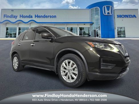 Used 2017 Nissan Rogue SV image 1