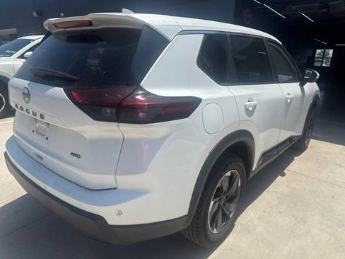 Used 2025 Nissan Rogue SV AWD/4WD image 4