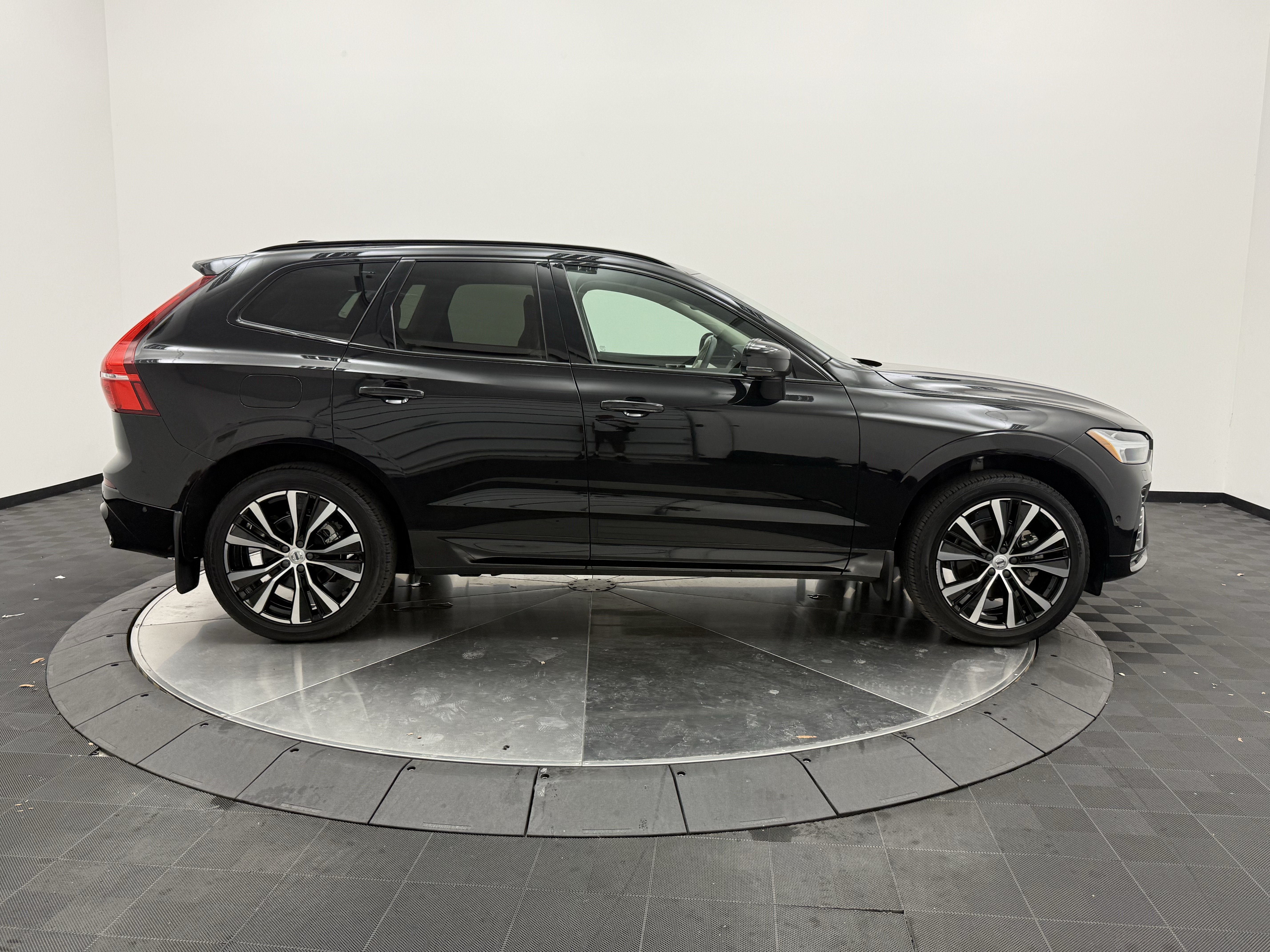 Certified 2024 Volvo XC60 B5 Plus w/ Protection Package Premier AWD/4WD image 8