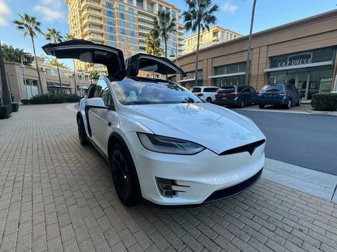Used 2018 Tesla Model X 75D AWD/4WD image 2