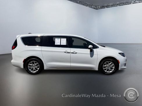 Used 2022 Chrysler Voyager LX FWD image 3