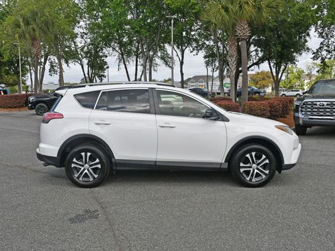 Used 2017 Toyota RAV4 LE FWD image 5
