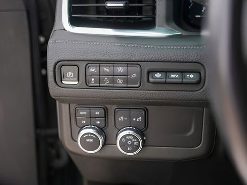 Used 2022 GMC Yukon XL Denali AWD/4WD image 18