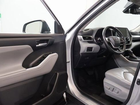 Used 2023 Toyota Highlander XLE AWD/4WD image 9