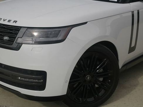 Used 2025 Land Rover Range Rover SE image 3