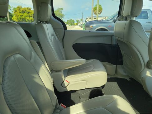Used 2021 Chrysler Voyager Lxi FWD image 10