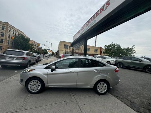 Used 2017 Ford Fiesta SE w/ Equipment Group 201A FWD image 2