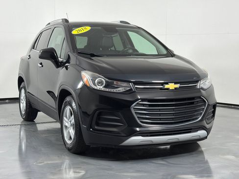 Used 2018 Chevrolet Trax LT w/ LT Convenience Package FWD image 3