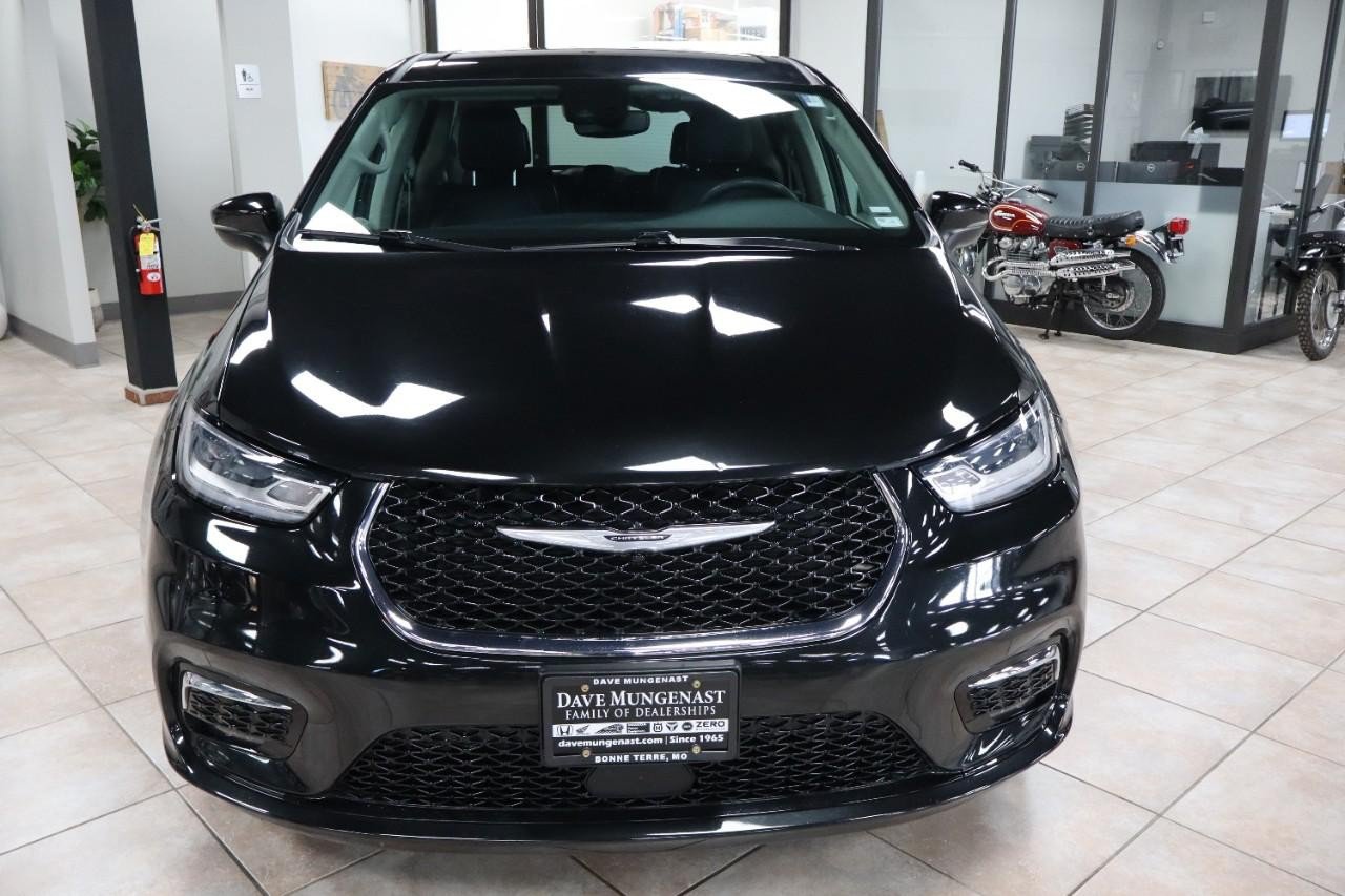 Used 2023 Chrysler Pacifica Touring-L FWD image 9