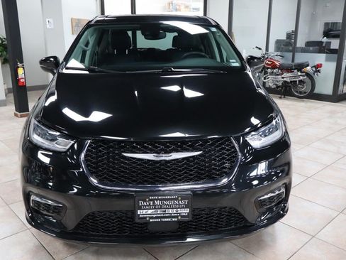 Used 2023 Chrysler Pacifica Touring-L FWD image 9