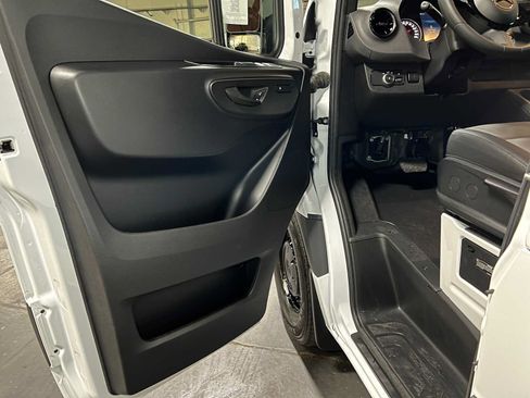 Used 2025 Mercedes-Benz Sprinter 2500 image 19