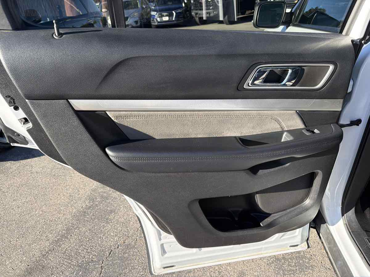Used 2017 Ford Explorer XLT w/ Equipment Group 202A AWD/4WD image 12