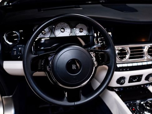 Used 2019 Rolls-Royce Dawn image 19