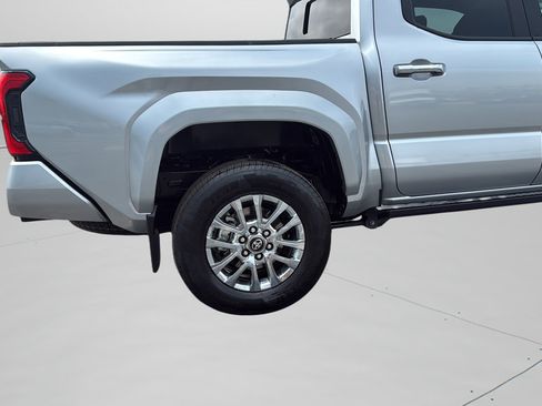 Used 2025 Toyota Tacoma Limited AWD/4WD image 33