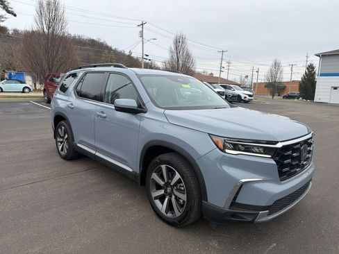 Used 2025 Honda Pilot Touring image 7