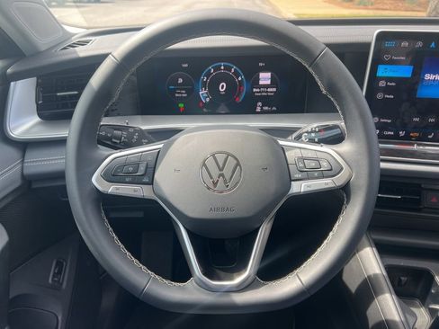 Used 2025 Volkswagen Tiguan SE image 15