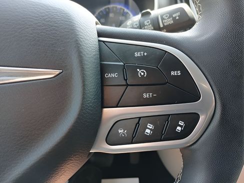Used 2024 Chrysler Pacifica Touring-L FWD image 28