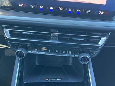 Used 2025 Chevrolet Traverse LT image 30