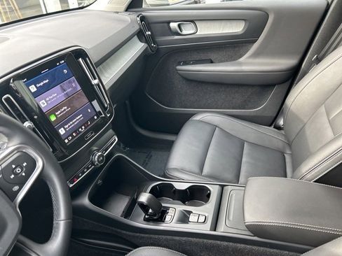 Certified 2025 Volvo XC40 B5 Core image 18
