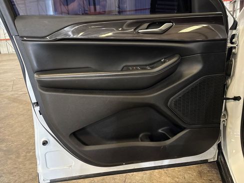 Used 2023 Jeep Grand Cherokee L Laredo image 18