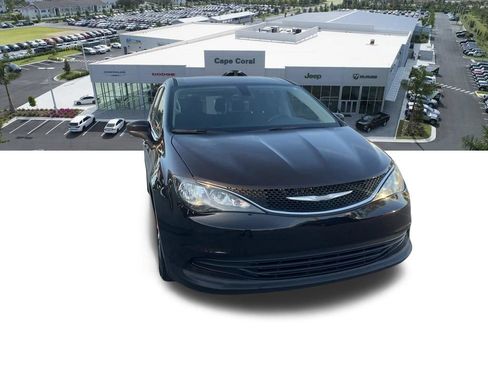 Certified 2017 Chrysler Pacifica Touring w/ Tire & Wheel Group FWD image 6