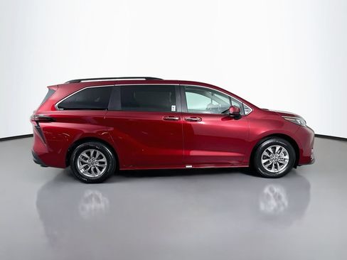 Used 2025 Toyota Sienna XLE FWD image 4