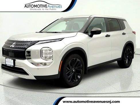 Used 2022 Mitsubishi Outlander SE AWD/4WD image 1
