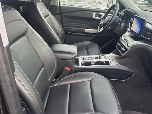 Used 2022 Ford Explorer XLT w/ Equipment Group 202A image 10
