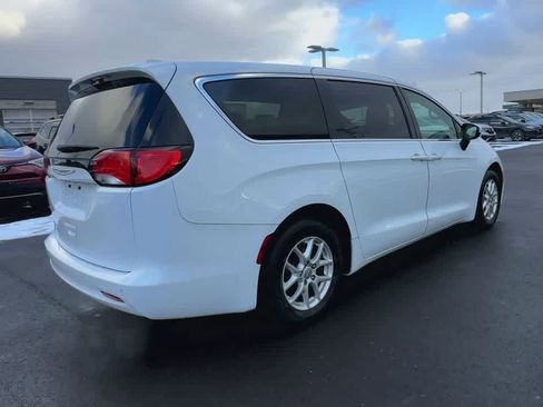 Used 2018 Chrysler Pacifica LX image 8