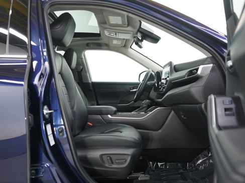 Used 2022 Toyota Highlander XLE AWD/4WD image 11