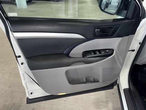Used 2019 Toyota Highlander LE FWD image 16
