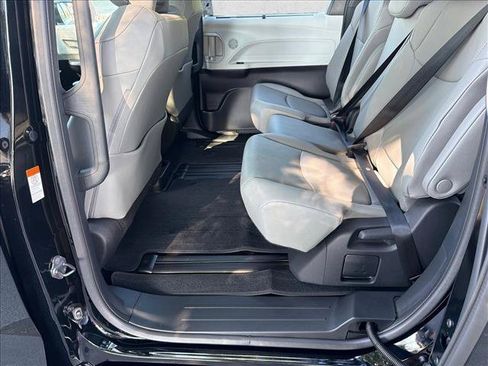 Used 2026 Toyota Sienna XLE FWD image 20