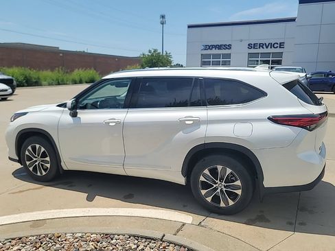 Used 2021 Toyota Highlander XLE FWD image 7