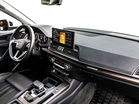 Used 2024 Audi Q5 e Prestige w/ Prestige Package image 17