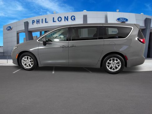 Used 2023 Chrysler Pacifica Touring-L FWD image 4