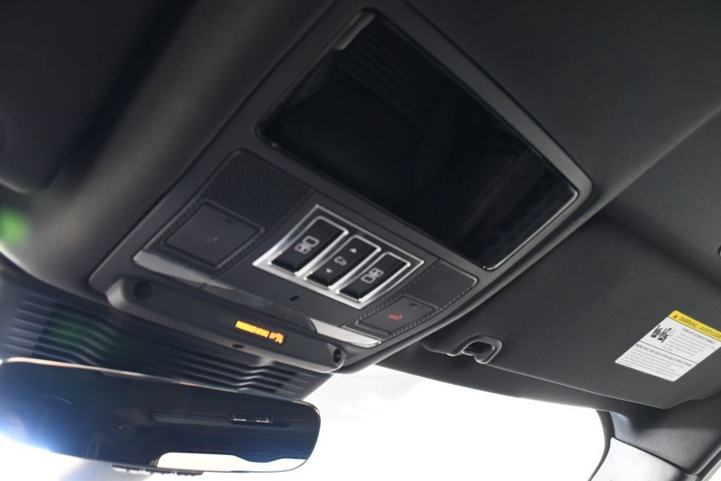Certified 2025 Land Rover Discovery S AWD/4WD image 31