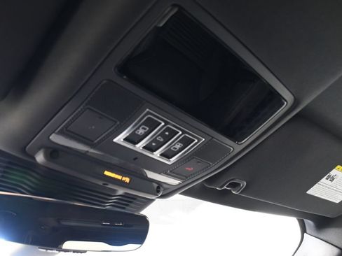 Certified 2025 Land Rover Discovery S AWD/4WD image 31