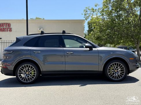 Used 2020 Porsche Cayenne E-Hybrid w/ Premium Plus Package AWD/4WD image 5
