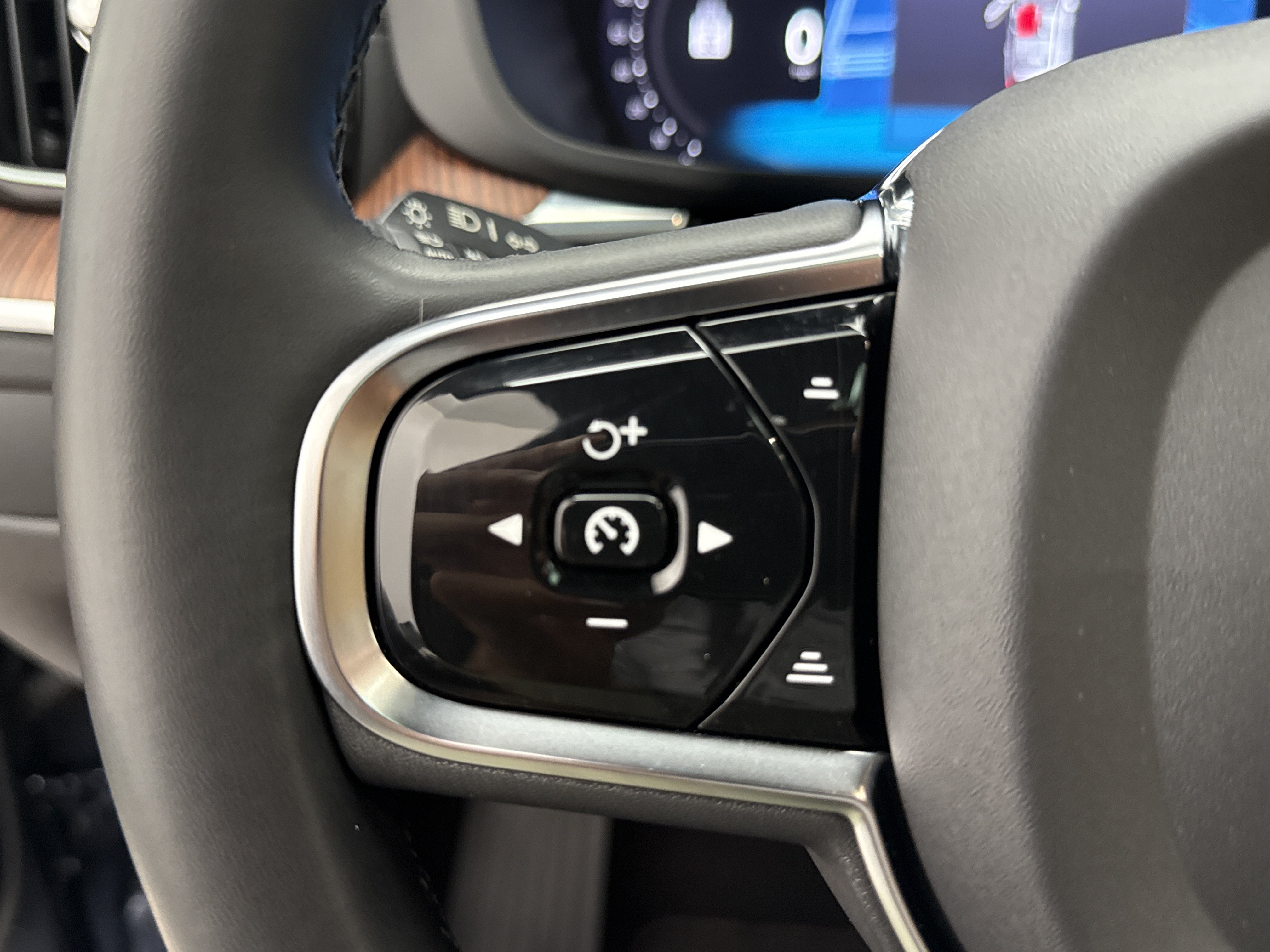 Certified 2024 Volvo XC60 B5 Ultimate w/ Protection Package Premier AWD/4WD image 16