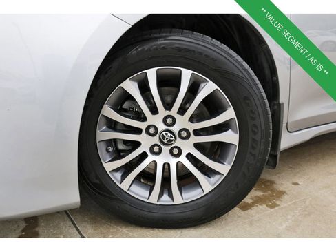 Used 2018 Toyota Sienna XLE image 32
